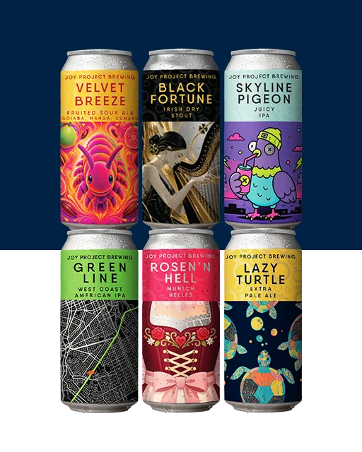 CERVEJAS DISPONÍVEIS Seleção com lançamentos Joy Project Brewing, novos rótulos e novos lotes de cervejas recém-produzidas, em edição limitada e com rotação contínua. 🐦 SKYLINE PIGEON 🍺 Juicy IPA • 🧪 7,4% ABV • 🍃 50 IBU • 🌱 Galaxy, Citra, El Dorado, Idaho #7 Turva, tropical, resinosa, persistente Turva, encorpada e macia, com cítrico maduro, fruta tropical, casca cítrica, pinho e ervas frescas. Amargor presente, equilibrado e persistente. 🥭 VELVET BREEZE 🍺 Fruited Sour • 🧪 5,5% ABV • 🍃 3 IBU • 🥭 Manga, Goiaba & Cumaru Ácida, tropical, aromática, especiarias doces Sour tropical com manga suculenta, goiaba perfumada e cumaru trazendo notas de baunilha, canela e especiarias doces. Gole macio, ácido e aromático. 🌹 ROSEN’N HELL 🍺 Munich Helles • 🧪 4,9% ABV • 🍃 19 IBU • 🌱 Hallertauer Mittelfrüh, Spalter Clara, leve, macia, floral Munich Helles clássica, clara e delicada, com notas de pão fresco, casca de pão, corpo leve, final macio e toque floral sutil. 🌈 BLACK FORTUNE 🍺 Irish Dry Stout • 🧪 4,1% ABV • 🍃 25 IBU Escura, seca, expresso, torrada Interpretação da Joy sobre as stouts clássicas, com notas de café, malte torrado, amargor firme e final seco que convida ao próximo gole. 🔄 Novos lotes disponíveis 🐢 LAZY TURTLE 🍺 Extra Pale Ale • 🧪 5,4% ABV • 🍃 40 IBU • 🌱 Citra, Cascade Leve, aromática, cítrica, floral Extra Pale Ale moderna, dourada e equilibrada, com corpo médio, lúpulos cítricos, florais e resinosos. Leve, aromática e feita para beber com facilidade. 🛤️ GREEN LINE 🍺 WC American IPA • 🧪 7% ABV • 🍃 60 IBU • 🌱 Mosaic, El Dorado Cítrica, tropical, resinosa, floral Flagship IPA da Joy, inspirada na Linha Verde de Curitiba. Traz frutas cítricas, pera madura, notas tropicais e toque resinoso, com amargor limpo e firme.