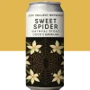 SWEET SPIDER - OATMEAL STOUT - 🔍 ESPECIFICAÇÃO DA CERVEJA: - 🍺 ESTILO: Oatmeal Stout - 🧪 TEOR ALCOÓLICO: 7.0% ABV - 🍃 AMARGOR: 40 IBU - 🌾 PERFIL: Cacau, café, coco tostado, creme, aveludado - 🌱 ADICIONAIS: Coco queimado, baunilha 🕷️ Uma Oatmeal Stout que combina aveia e maltes torrados, com notas de cacau e café; com a adição de coco queimado e baunilha, remete a uma cocada recém-saída do forno, com sensação de creme que ameniza a torra e amplia a maciez; no gole, tudo se conecta como uma teia, tecendo complexidade e equilibrando o conjunto — o chocolate abre, o café sustenta e o coco tostado fecha com sutileza — e o final é limpo e aveludado, deixando um rastro elegante que convida a permanecer no próximo gole.
