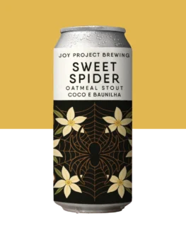 SWEET SPIDER - OATMEAL STOUT - 🔍 ESPECIFICAÇÃO DA CERVEJA: - 🍺 ESTILO: Oatmeal Stout - 🧪 TEOR ALCOÓLICO: 7.0% ABV - 🍃 AMARGOR: 40 IBU - 🌾 PERFIL: Cacau, café, coco tostado, creme, aveludado - 🌱 ADICIONAIS: Coco queimado, baunilha 🕷️ Uma Oatmeal Stout que combina aveia e maltes torrados, com notas de cacau e café; com a adição de coco queimado e baunilha, remete a uma cocada recém-saída do forno, com sensação de creme que ameniza a torra e amplia a maciez; no gole, tudo se conecta como uma teia, tecendo complexidade e equilibrando o conjunto — o chocolate abre, o café sustenta e o coco tostado fecha com sutileza — e o final é limpo e aveludado, deixando um rastro elegante que convida a permanecer no próximo gole.