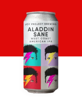 - 🔍 ESPECIFICAÇÃO DA CERVEJA: - 🍺 ESTILO: American IPA - 🧪 TEOR ALCOÓLICO: 6,2% ABV - 🍃 AMARGOR: 65 IBU - 🌿 LÚPULOS: Nelson Sauvin, Chinook, Ahtanum, Simcoe, Cascade, Amarillo - 🌾 PERFIL: Cítrico, resinoso, seco, herbal, intenso ⚡️ Aladdin Sane é o retrato líquido do instante em que o impulso se sobrepõe ao cálculo, carregando o mesmo conflito que habita o personagem de Bowie - entre lucidez e delírio, controle e ruptura. O aroma de pinho e frutas cítricas maduras revela um sabor seco e firme, de amargor limpo e persistente. Cada gole expressa esse embate de forças: o equilíbrio improvável entre o racional e o instintivo, onde a criação encontra seu ponto de combustão. ⚡️