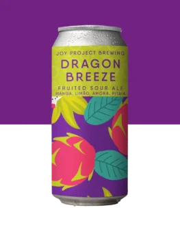 🔍 ESPECIFICAÇÃO DA CERVEJA: 🍺 ESTILO: Fruited Sour 🧪 TEOR ALCOÓLICO: 5,5% ABV 🍃 AMARGOR: 3 IBU 🍈 FRUTAS: Pitaya, Amora, Manga e Limão 🌾 PERFIL: pitaya, berries, manga, cítrico leve 🐉 Dragon Breeze é uma sour feita com pitaya, amora, manga e limão, unindo cor intensa e frescor imediato. A pitaya entrega o rosa neon marcante que domina o visual, enquanto a amora reforça o lado frutado dos berries. A manga traz maciez e um toque doce que suaviza a acidez, e o limão adiciona um brilho cítrico rápido e refrescante. Um gole leve com a pitaya incendiando o sabor como um verdadeiro dragão.