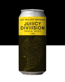 🔍 ESPECIFICAÇÃO DA CERVEJA: 🍺 ESTILO: Triple Juicy IPA 🧪 TEOR ALCOÓLICO: 9% ABV 🍃 AMARGOR: 60 IBU 🌿 LÚPULOS: Citra, Mosaic 🍊 PERFIL: Tropical intenso, cítrico concentrado, denso e macio 📡 JUIIICY DIVIIISION é a Triple Juicy IPA que expande o conceito da Juicy Division original. Mantém a inspiração no visual do Unknown Pleasures reinterpretado pelas ondas de Curitiba — só que agora em escala ampliada. Turva, densa e macia, traz camadas tropicais e cítricas muito mais concentradas, entregando intensidade total a cada gole. É a Juicy levada ao limite: a mesma frequência estética e sensorial, agora com potência multiplicada.