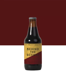 🔍 ESPECIFICAÇÃO DA CERVEJA: 🍺 ESTILO: Barley Wine – Double Barrel 🧪 TEOR ALCOÓLICO: 14% ABV 🛢️ MATURAÇÃO: 3 anos em madeira (50% carvalho americano / 50% castanheira) 📏 VOLUME: 330 ml 🎯 PERFIL: Amendoado, melaço, maple, frutas escuras da evolução, licorosa e profunda 🛢️ BEHIND THE SCENES é uma Barley Wine de 330 ml maturada por 3 anos em barris de carvalho americano e castanheira, cada madeira contribuindo com expressões próprias. O carvalho americano entrega baunilha suave, coco, taninos arredondados e estrutura quente; já a castanheira oferece notas amendoado-tostadas, melaço espesso, toques naturais de maple e maior profundidade maltada. As frutas escuras — como figo, uva passa e tâmaras — surgem da evolução oxidativa ao longo do envelhecimento, reforçando a complexidade sem perder identidade. O resultado é uma Barley Wine densa, macia e de final longo, com aquecimento alcoólico elegante e equilíbrio entre madeira, malte e tempo. Engarrafada diretamente dos barris, sem blend e sem intervenções, cada garrafa expressa o caráter único desenvolvido durante sua maturação.