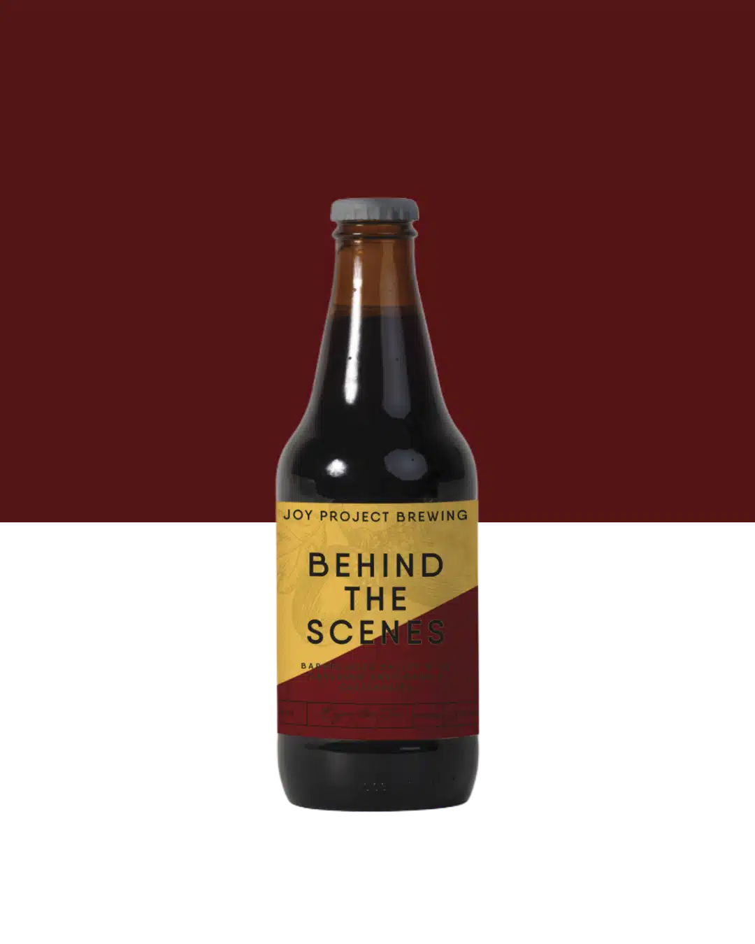 🔍 ESPECIFICAÇÃO DA CERVEJA: 🍺 ESTILO: Barley Wine – Double Barrel 🧪 TEOR ALCOÓLICO: 14% ABV 🛢️ MATURAÇÃO: 3 anos em madeira (50% carvalho americano / 50% castanheira) 📏 VOLUME: 330 ml 🎯 PERFIL: Amendoado, melaço, maple, frutas escuras da evolução, licorosa e profunda 🛢️ BEHIND THE SCENES é uma Barley Wine de 330 ml maturada por 3 anos em barris de carvalho americano e castanheira, cada madeira contribuindo com expressões próprias. O carvalho americano entrega baunilha suave, coco, taninos arredondados e estrutura quente; já a castanheira oferece notas amendoado-tostadas, melaço espesso, toques naturais de maple e maior profundidade maltada. As frutas escuras — como figo, uva passa e tâmaras — surgem da evolução oxidativa ao longo do envelhecimento, reforçando a complexidade sem perder identidade. O resultado é uma Barley Wine densa, macia e de final longo, com aquecimento alcoólico elegante e equilíbrio entre madeira, malte e tempo. Engarrafada diretamente dos barris, sem blend e sem intervenções, cada garrafa expressa o caráter único desenvolvido durante sua maturação.