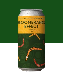 🪃 BOOMERANG EFFECT - 🔍 ESPECIFICAÇÃO DA CERVEJA: - 🍺 ESTILO: Juicy IPA (New England IPA) - 🧪 TEOR ALCOÓLICO: 7,4% ABV - 🍃 AMARGOR: 35 IBU - 🌿 LÚPULOS: Eclipse, Enigma, Galaxy - 🍊 PERFIL: Cítrico, Frutas Amarelas, Suculenta, Aveludada 🪃 BOOMERANG EFFECT é uma juicy ipa em que tudo que o aroma lança volta multiplicado no sabor, em um ciclo guiado pelos lúpulos australianos que colocam em movimento notas cítricas, frutas amarelas suculentas e um final denso, macio e aveludado. A textura cheia e sedosa mantém esse retorno constante, fazendo aroma e sabor irem, voltarem e crescerem como o próprio boomerang que inspira o nome.