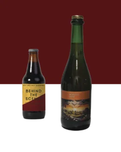 🎄 Kit DUO DE FIM DE ANO 2025 🎁 Morning Farm – Farmhouse Ale – Saison: 🌾 Brinde à Virada com Espírito de Festa Celebre a chegada do novo ano com a Morning Farm Saison, uma Farmhouse Ale de 7% ABV em garrafa de 650 ml. Seu perfil rústico, frutado e levemente condimentado, aliado ao final seco, harmoniza perfeitamente com ceias natalinas, jantares especiais e momentos à mesa com família e amigos. Uma cerveja luminosa, fresca e celebrativa — perfeita para abrir a noite. Behind The Scenes – Barley Wine Double Barrel – 14%: 🍷 A Profundidade Ideal para Encerrar o Ano Uma Barley Wine – Double Barrel intensa de 14% ABV, maturada por 3 anos em carvalho americano e castanheira (50% / 50%), em garrafa de 330 ml. Notas de baunilha suave, nuances amendoado-tostadas, melaço, maple e frutas escuras evocam sobremesas de fim de ano e o clima acolhedor das festas. Corpo denso, textura licorosa e final longo fazem dela a escolha perfeita para brindar momentos contemplativos diante das luzes de Natal ou do último gole do ano.