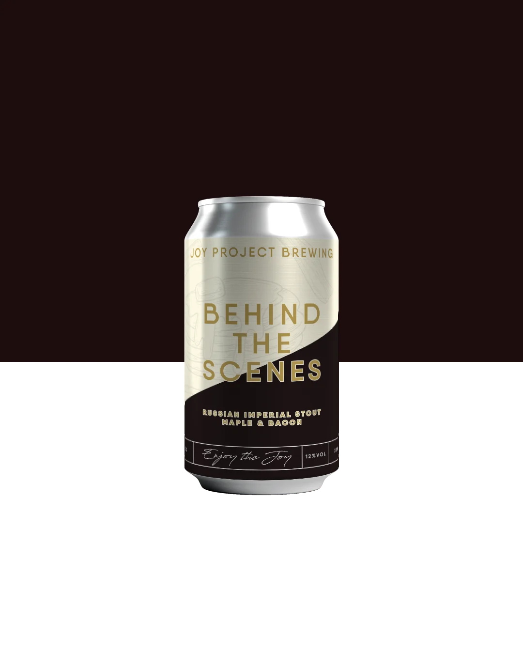 - 🔍 ESPECIFICAÇÃO DA CERVEJA: - 🍺 ESTILO: Double Pastry Stout - 🧪 TEOR ALCOÓLICO: 12% ABV - ☕ INGREDIENTES: Maltes especiais, maple syrup, bacon - 🍫 PERFIL: Densa, encorpada, maple, defumado - 🥫 VOLUME: 350 ml 🍁 BEHIND THE SCENES — MAPLE & BACON é escura, densa e feita pra exagerar com gosto. O maple aparece com seu caráter típico, lembrando xarope, madeira e aquele toque inconfundível de café da manhã americano, enquanto o bacon entra trazendo defumado real, sem puxar para o salgado. A base encorpada sustenta tudo e transforma cada gole em sobremesa líquida. Não é cerveja pra matar a sede — é pra matar a vontade.