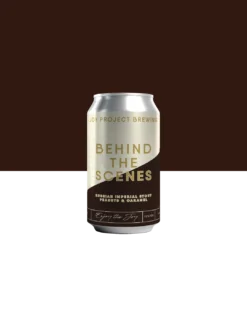 - 🔍 ESPECIFICAÇÃO DA CERVEJA: - 🍺 ESTILO: Double Pastry Stout - 🧪 TEOR ALCOÓLICO: 12% ABV - ☕ INGREDIENTES: Maltes especiais, caramelo, amendoim - 🍫 PERFIL: Densa, doce, cremosa, chocolate com peanut butter 🥜 BEHIND THE SCENES — PEANUTS CARAMEL é escura, densa e feita pra exagerar com gosto. O caramelo chega puxando o doce, o amendoim entra cremoso e tudo começa a lembrar aquela combinação proibida de chocolate com peanut butter. A base encorpada segura o impacto e transforma cada gole em sobremesa líquida. Não é cerveja pra matar a sede — é pra matar a vontade.