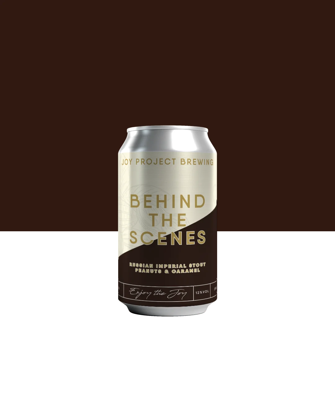 - 🔍 ESPECIFICAÇÃO DA CERVEJA: - 🍺 ESTILO: Double Pastry Stout - 🧪 TEOR ALCOÓLICO: 12% ABV - ☕ INGREDIENTES: Maltes especiais, caramelo, amendoim - 🍫 PERFIL: Densa, doce, cremosa, chocolate com peanut butter 🥜 BEHIND THE SCENES — PEANUTS CARAMEL é escura, densa e feita pra exagerar com gosto. O caramelo chega puxando o doce, o amendoim entra cremoso e tudo começa a lembrar aquela combinação proibida de chocolate com peanut butter. A base encorpada segura o impacto e transforma cada gole em sobremesa líquida. Não é cerveja pra matar a sede — é pra matar a vontade.