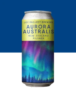 🌌 AURORA AUSTRALIS - 🔍 ESPECIFICAÇÃO DA CERVEJA: - 🍺 ESTILO: New Zealand Pilsner - 🧪 TEOR ALCOÓLICO: 4,6% ABV - 🍃 AMARGOR: 16 IBU - 🌱 LÚPULO: Riwaka - 🌾 PERFIL: Leve, refrescante, frutas brancas, cítrico delicado 🌌 Aurora Australis é uma cerveja clara, limpa e extremamente refrescante, construída para valorizar a expressão do lúpulo neozelandês. O perfil é leve e preciso, com notas sutis de frutas brancas e um toque cítrico elegante, sustentados por amargor baixo e final seco. Uma pilsner moderna, direta e luminosa, feita para beber com facilidade sem perder identidade.
