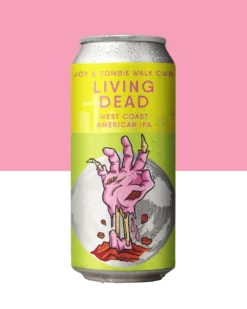 - 🔍 ESPECIFICAÇÃO DA CERVEJA: - 🍺 ESTILO: West Coast American IPA - 🧪 TEOR ALCOÓLICO: 7,2% ABV - 🍃 AMARGOR: 70 IBU - 🌱 LÚPULOS: Centennial, Chinook, Columbus (CTZ), Simcoe - 🌾 PERFIL: Resinoso, pinho, dank, cítrico, seco e persistente 🧟 Living Dead nasce da colaboração com o Zombie Walk Curitiba e foi pensada para acompanhar o caos, o barulho e a energia do apocalipse zumbi nas ruas. Com base seca, limpa e firme, abre espaço para um ataque clássico de lúpulos americanos, entregando amargor alto, direto e sem concessões. No aroma e no sabor surgem notas intensas de resina, pinho, dank e cítrico, com final seco e persistente que pede outro gole. Uma cerveja sem suavidade, sem maquiagem e sem piedade — feita para quem gosta de West Coast de verdade e sabe que, no meio dos mortos-vivos, só sobrevive quem bebe cerveja viva.