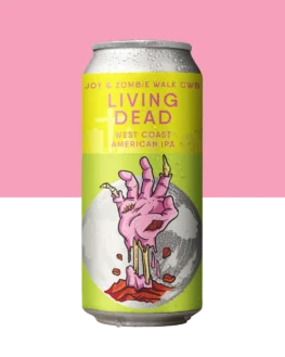 - 🔍 ESPECIFICAÇÃO DA CERVEJA: - 🍺 ESTILO: West Coast American IPA - 🧪 TEOR ALCOÓLICO: 7,2% ABV - 🍃 AMARGOR: 70 IBU - 🌱 LÚPULOS: Centennial, Chinook, Columbus (CTZ), Simcoe - 🌾 PERFIL: Resinoso, pinho, dank, cítrico, seco e persistente 🧟 Living Dead nasce da colaboração com o Zombie Walk Curitiba e foi pensada para acompanhar o caos, o barulho e a energia do apocalipse zumbi nas ruas. Com base seca, limpa e firme, abre espaço para um ataque clássico de lúpulos americanos, entregando amargor alto, direto e sem concessões. No aroma e no sabor surgem notas intensas de resina, pinho, dank e cítrico, com final seco e persistente que pede outro gole. Uma cerveja sem suavidade, sem maquiagem e sem piedade — feita para quem gosta de West Coast de verdade e sabe que, no meio dos mortos-vivos, só sobrevive quem bebe cerveja viva.