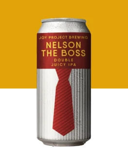 🔍 ESPECIFICAÇÃO DA CERVEJA: - 🍺 ESTILO: Double Juicy IPA - 🧪 TEOR ALCOÓLICO: 8,7% ABV - 🍃 AMARGOR: 40 IBU - 🌱 LÚPULOS: Nelson Sauvin - 🌾 PERFIL: Turva, suculenta, vinhoso, aveludado 👔 Turva, intensa e de textura macia, essa cerveja se impõe desde o primeiro gole. Camadas de frutas brancas e uva verde aparecem com um caráter vinhoso marcante, enquanto o corpo aveludado sustenta tudo com autoridade. É uma cerveja que chega mandando, segura o controle do começo ao fim e não deixa dúvida sobre quem dita o ritmo no copo.