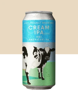 - 🔍 ESPECIFICAÇÃO DA CERVEJA: - 🍺 ESTILO: Oat American IPA - 🧪 TEOR ALCOÓLICO: 6,2% ABV - 🍃 AMARGOR: 50 IBU - 🌱 LÚPULOS: Mosaic, Amarillo - 🌾 PERFIL: Macia, cremosa, cítrica, frutada 🐄 Nossa primeira criação volta em 2026 mantendo o que fez ela virar tradição. Produzida apenas uma vez por ano para celebrar o aniversário da Joy, essa Oat American IPA entrega textura macia e aveludada, com aveia trazendo cremosidade real e sustentando o corpo da cerveja. Mosaic e Amarillo trabalham juntos construindo camadas de frutas amarelas maduras e notas cítricas, equilibrando doçura, frescor e um amargor firme na medida. Uma receita que retorna todo ano com a mesma essência, mas sempre com uma nova leitura.