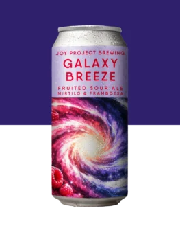 - 🔍 ESPECIFICAÇÃO DA CERVEJA: - 🍺 ESTILO: Fruited Sour - 🧪 TEOR ALCOÓLICO: 5,5% ABV - 🍃 AMARGOR: 3 IBU - 🫐 FRUTAS: Framboesa & Mirtilo - 🌾 PERFIL: Ácida, seca, fruta vermelha, berries maduros 🫐 GALAXY BREEZE entrega acidez limpa e direta, com visual intenso entre vermelho e magenta. A framboesa aparece primeiro, trazendo um azedinho vivo e preciso. O mirtilo entra em sequência, adicionando profundidade e uma doçura natural que remete a berries maduros. O conjunto fecha seco, limpo e sem excesso, com as duas frutas trabalhando juntas do início ao fim.
