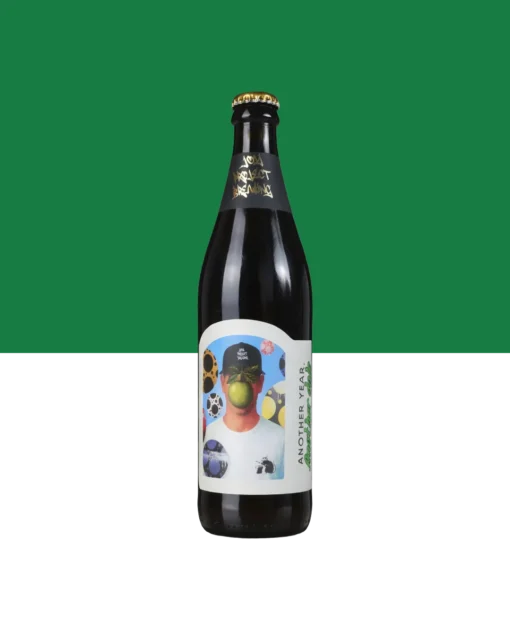 A.Y.A.D 2026 - BARREL AGED IMPERIAL STOUT 🔍 𝐄𝐒𝐏𝐄𝐂𝐈𝐅𝐈𝐂𝐀𝐂𝐀𝐎 𝐃𝐀 𝐂𝐄𝐑𝐕𝐄𝐉𝐀: 🍺 𝐄𝐒𝐓𝐈𝐋𝐎: Imperial Stout Barrel Aged 🧪 𝐓𝐄𝐎𝐑 𝐀𝐋𝐂𝐎𝐎𝐋𝐈𝐂𝐎: 12% ABV 🪵 𝐄𝐍𝐕𝐄𝐋𝐇𝐄𝐂𝐈𝐌𝐄𝐍𝐓𝐎: 24 meses em barris de carvalho 🌰 𝐏𝐄𝐑𝐅𝐈𝐋: Madeira, cacau, tostado, profundo e estruturado 🔥 𝐄𝐃𝐈𝐂̧𝐀̃𝐎 𝐋𝐈𝐌𝐈𝐓𝐀𝐃𝐀: Pouquíssimas unidades 🪵🔥 Uma Imperial Stout intensa, densa e complexa. Maturada por 24 meses em barris de carvalho, sem blend, entrega profundidade, estrutura e o caráter direto do envelhecimento prolongado em madeira. É a cerveja do aniversário 2026 — Another Year Another Dale (AYAD) — feita para marcar mais um ciclo sem atalhos, direto da madeira para o copo.