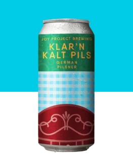 🔍 ESPECIFICAÇÃO DA CERVEJA 🍺 ESTILO: German Pils 🧪 TEOR ALCOÓLICO: 5,2% ABV 🍃 AMARGOR: 30 IBU 🌱 LÚPULOS: Hallertauer Mittelfrüh, Select Spalt 🌾 PERFIL: Clara, leve, seca, herbal 🥨 KLAR’N KALT PILS é precisão em forma líquida. Clara, direta e sem excesso, entrega corpo leve, final seco e um amargor limpo que define o estilo. Os lúpulos nobres trazem notas florais e herbais bem marcadas, enquanto o malte sustenta com equilíbrio e sutileza. É a escola alemã aplicada com rigor: técnica, controle e acabamento impecável. Na Joy, o simples bem feito não é tendência — é escolha.