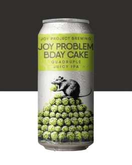 - 🔍 ESPECIFICAÇÃO DA CERVEJA: - 🍺 ESTILO: Quad Juicy IPA - 🧪 TEOR ALCOÓLICO: 11,2% ABV - 🍃 AMARGOR: 60 IBU - 🌱 LÚPULOS: Simcoe, Strata, Citra - 🌾 PERFIL: Turva, intensa, suculenta, resinosa 🐀 JOY PROBLEM BDAY CAKE já chega impondo presença. É intensidade alta, teor alcoólico elevado e carga de lúpulo no limite. Nosso bolo de aniversário no formato líquido: turvo, carregado e sem concessões. Simcoe, Strata e Citra constroem uma explosão de frutas amarelas e cítricas, com camadas densas e suculentas que evoluem a cada gole, enquanto um toque resinoso segura tudo e dá estrutura. Não tenta equilibrar, não tenta agradar — é excesso bem executado, do jeito que a Joy faz aniversário.