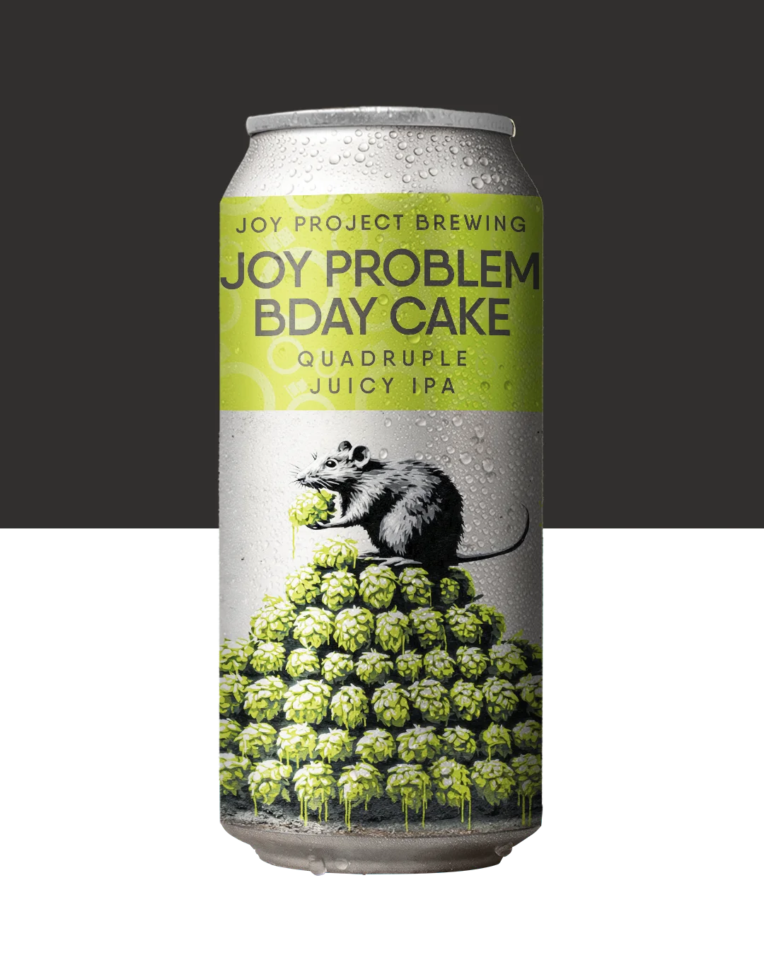 - 🔍 ESPECIFICAÇÃO DA CERVEJA: - 🍺 ESTILO: Quad Juicy IPA - 🧪 TEOR ALCOÓLICO: 11,2% ABV - 🍃 AMARGOR: 60 IBU - 🌱 LÚPULOS: Simcoe, Strata, Citra - 🌾 PERFIL: Turva, intensa, suculenta, resinosa 🐀 JOY PROBLEM BDAY CAKE já chega impondo presença. É intensidade alta, teor alcoólico elevado e carga de lúpulo no limite. Nosso bolo de aniversário no formato líquido: turvo, carregado e sem concessões. Simcoe, Strata e Citra constroem uma explosão de frutas amarelas e cítricas, com camadas densas e suculentas que evoluem a cada gole, enquanto um toque resinoso segura tudo e dá estrutura. Não tenta equilibrar, não tenta agradar — é excesso bem executado, do jeito que a Joy faz aniversário.