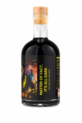 MATTER OF FACT, IT'S ALL DARK JOY MEADS PRUNE MEAD WITH TONKA BEANS Mais uma doideira saindo, galera! E esse aqui tenho que falar que tá especial demais. Ameixas secas e cumaru são a bola da vez, trazendo uma combinação intensa, profunda e cheia de camadas. A ameixa entra com notas passas escuras, licorosas e envolventes, enquanto o cumaru adiciona um perfil marcante, entre baunilha, especiarias e doçura. O resultado é um mead de complexidade lá no talo, potente, intrigante e cheio de personalidade.