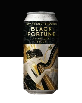 🔍 ESPECIFICAÇÃO DA CERVEJA 🍺 ESTILO: Irish Dry Stout 🧪 TEOR ALCOÓLICO: 4,1% ABV 🍃 AMARGOR: 25 IBU 🌟 PERFIL: Expresso, torrado 🌈 BLACK FORTUNE nasce da lenda do pote de ouro ao fim do arco-íris, não como promessa, mas como conquista. Escura e direta, é a interpretação da JOY sobre o espírito das stouts clássicas. Traz notas de café e malte torrado, com amargor firme e final seco que convida ao próximo gole. Uma cerveja que valoriza a tradição e o resgate de receitas legítimas dos pubs irlandeses.