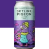 🔍 ESPECIFICAÇÃO DA CERVEJA 🍺 ESTILO: Juicy IPA 🧪 TEOR ALCOÓLICO: 7,4% ABV 🍃 AMARGOR: 50 IBU 🌱 LÚPULOS: Galaxy, Citra, El Dorado e Idaho #7 🌾 PERFIL: Turva, tropical, resinosa, persistente 🐦 SKYLINE PIGEON é turva, encorpada e macia. Começa no aroma com cítrico maduro e fruta tropical, mas é a resina evidente que conduz o gole, com casca cítrica, pinho e ervas frescas. O amargor é presente, equilibra o corpo e permanece no pós-gole. Da fruta para a resina, do corpo macio para o final mais seco, ela carrega essa ideia de se soltar, ganhar distância e seguir pelo céu aberto.