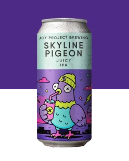 🔍 ESPECIFICAÇÃO DA CERVEJA 🍺 ESTILO: Juicy IPA 🧪 TEOR ALCOÓLICO: 7,4% ABV 🍃 AMARGOR: 50 IBU 🌱 LÚPULOS: Galaxy, Citra, El Dorado e Idaho #7 🌾 PERFIL: Turva, tropical, resinosa, persistente 🐦 SKYLINE PIGEON é turva, encorpada e macia. Começa no aroma com cítrico maduro e fruta tropical, mas é a resina evidente que conduz o gole, com casca cítrica, pinho e ervas frescas. O amargor é presente, equilibra o corpo e permanece no pós-gole. Da fruta para a resina, do corpo macio para o final mais seco, ela carrega essa ideia de se soltar, ganhar distância e seguir pelo céu aberto.