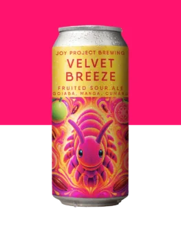 🔍 ESPECIFICAÇÃO DA CERVEJA 🍺 ESTILO: Fruited Sour 🧪 TEOR ALCOÓLICO: 5,5% ABV 🍃 AMARGOR: 3 IBU 🥭 FRUTAS: Manga & Goiaba 🌰 ESPECIARIA: Cumaru 🌾 PERFIL: Ácida, tropical, aromática, especiarias doces 🥭 VELVET BREEZE é uma Sour com manga, goiaba e cumaru. A manga traz o lado tropical e suculento, a goiaba vem com aquele perfume intenso e a acidez segura tudo no lugar. O cumaru fecha com camadas de baunilha, canela e especiarias doces, deixando o gole macio, aromático e com cara de sobremesa tropical gelada.