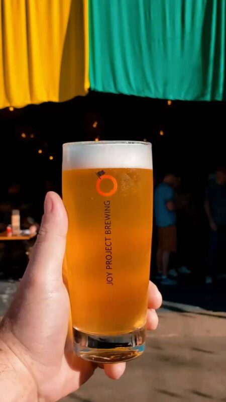 A semana já começa com bagunça liberada! 🧡🏳️ • Vídeo Reels Joy Project Brewing Curitiba