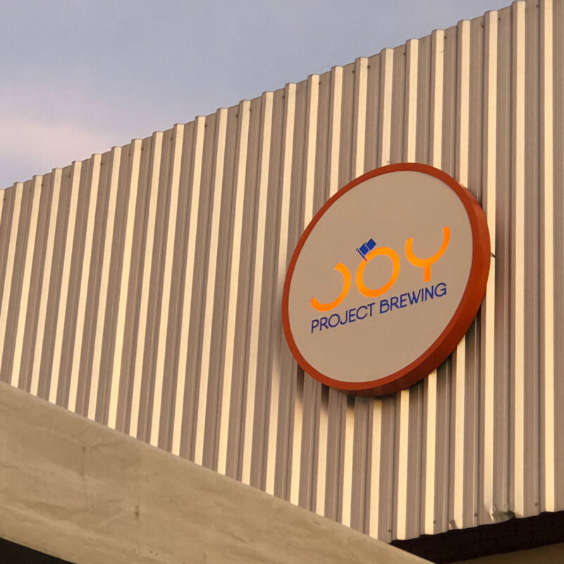 Assim como nossas cervejas, nosso espaço foi feito à mão! 💪 Veja co... - Imagem 1 • Joy Project Brewing Curitiba