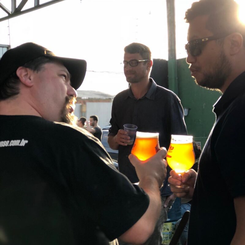 Curtindo o finalzinho de tarde aqui na @swampcervejaria, no copo Sa... • Joy Project Brewing Curitiba