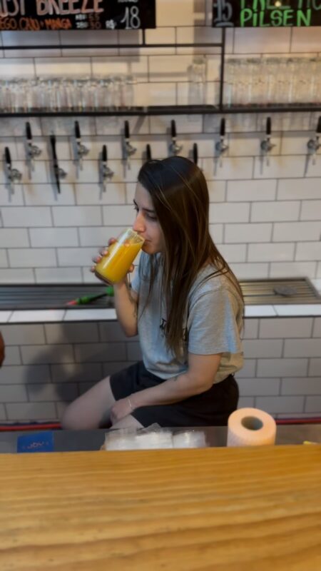 E não é que ela acertou todas as frutas da Ghost Breeze! 🍻🎯 Essa Fr... • Vídeo Reels Joy Project Brewing Curitiba
