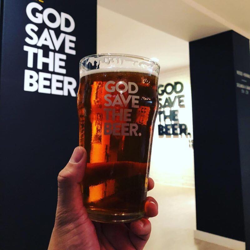 ‍♂️👸🏼 three cheers for Her Magesty👸🏼💂🏼‍♀️. #enJOY #joyproject  #JOY... • Joy Project Brewing Curitiba