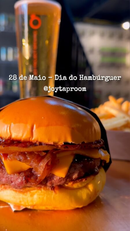 Hoje é o Dia do Hambúrguer, e não tem lugar melhor pra comemorar do... • Vídeo Reels Joy Project Brewing Curitiba