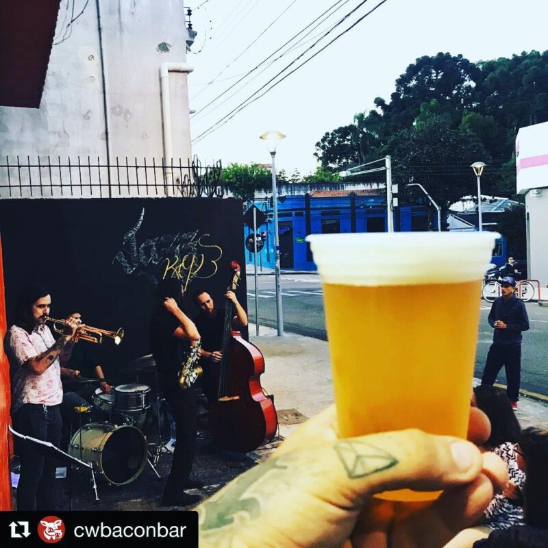 joyprojectbrewing CREAM IPA, JAZZ e BACON? Passa no @cwbaconbar e a... • Joy Project Brewing Curitiba
