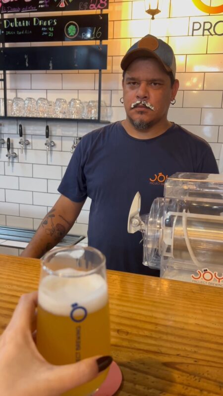 Ninguém resiste ao happy hour do bar da fábrica da Joy • Vídeo Reels Joy Project Brewing Curitiba