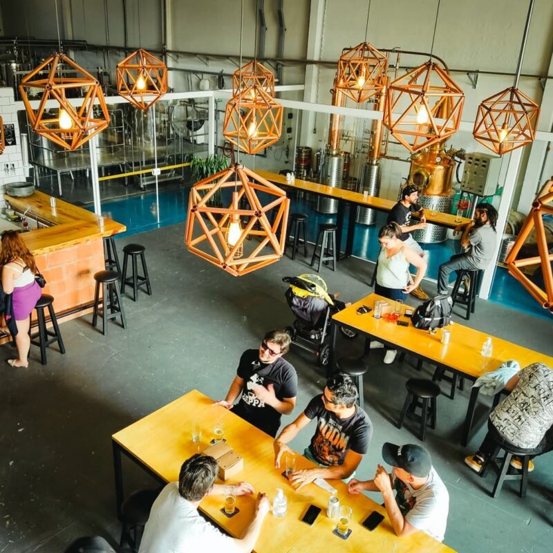 O ambiente do nosso brewpub é esse: toda a galera cola aqui • Joy Project Brewing Curitiba
