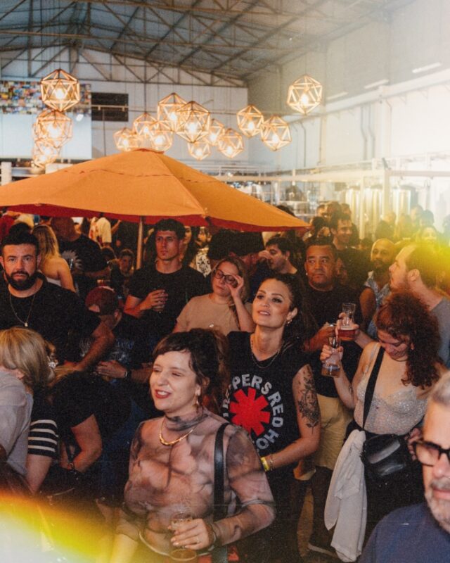 Sábado é dia de música, chopp e boas risadas no bar da fábrica • Joy Project Brewing Curitiba