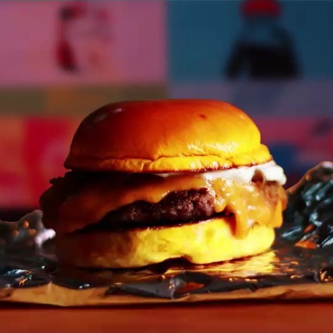 Se liga nesses burgers preparados pela Feeling Foods • Vídeo Reels Joy Project Brewing Curitiba