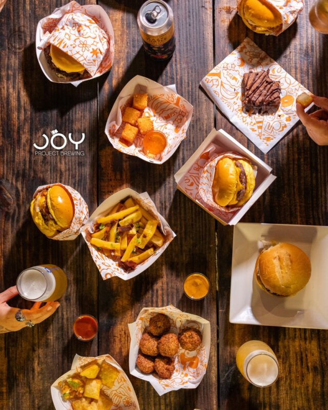 Tem hambúrguer, tem porções, tem cerveja direto da fonte... e como ... • Joy Project Brewing Curitiba