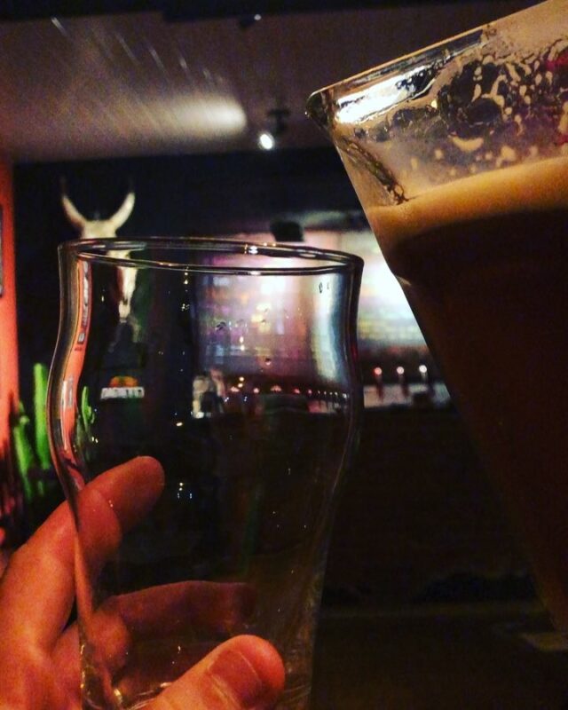 Tex British Mex? 🇬🇧💂🏼‍♀️🇲🇽🌮 Chega no @machetespub e pede um bufallo... • Vídeo Reels Joy Project Brewing Curitiba