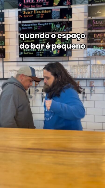 Todo mundo entra na dança quando lembra que no bar da fábrica da Jo... • Vídeo Reels Joy Project Brewing Curitiba