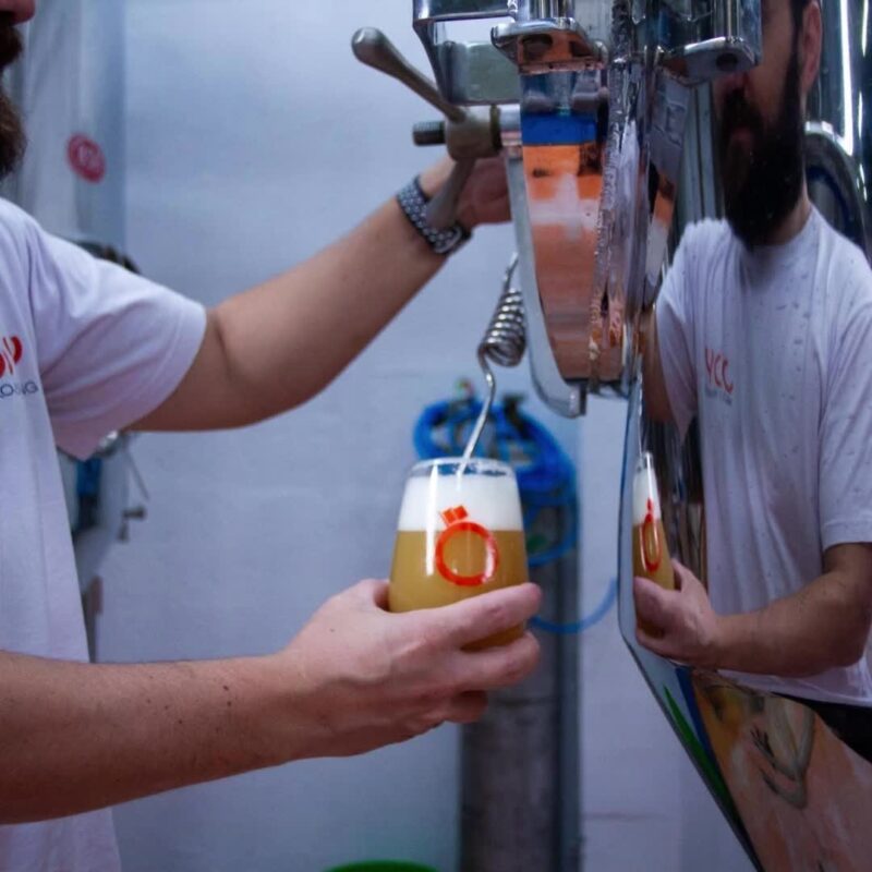 Trabalhamos dia após dia arduamente em busca de cervejas que quebre... • Vídeo Reels Joy Project Brewing Curitiba