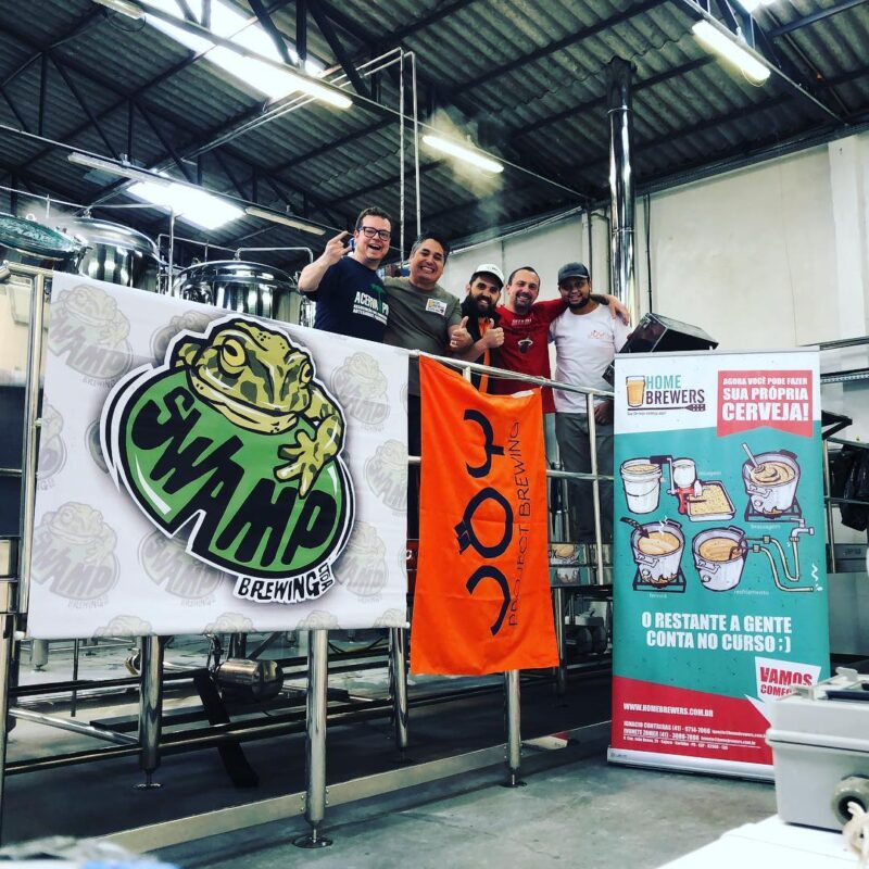 Turma unida e brassagem rolando, @swampcervejaria @acerva_paranaens... • Joy Project Brewing Curitiba