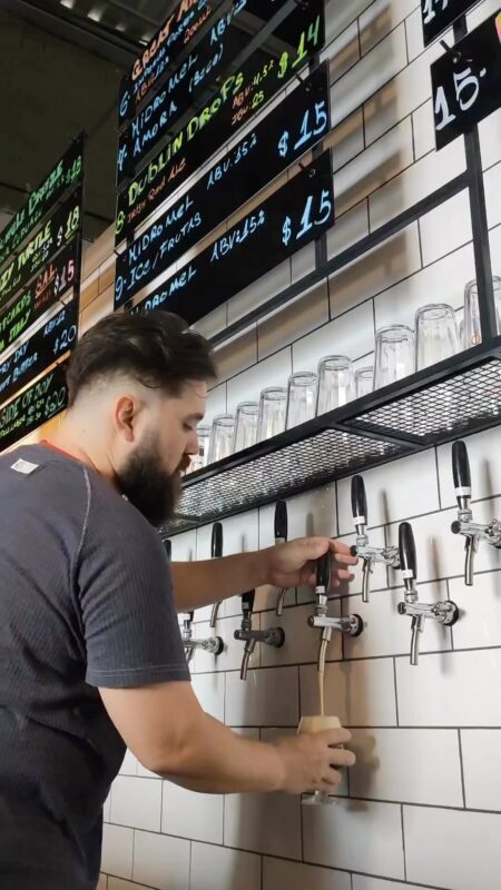 Vocês sabem que amamos inovar, mas os clássicos também têm seu luga... • Vídeo Reels Joy Project Brewing Curitiba