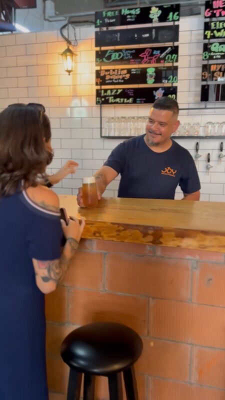 Tem oportunidade que a gente deixa passar, mas o Happy Hour da Joy ... • Vídeo Reels Joy Project Brewing Curitiba